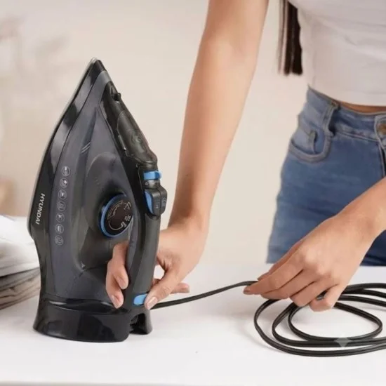 Hyundai Steam Iron 2600W with Cord Rewind - Black